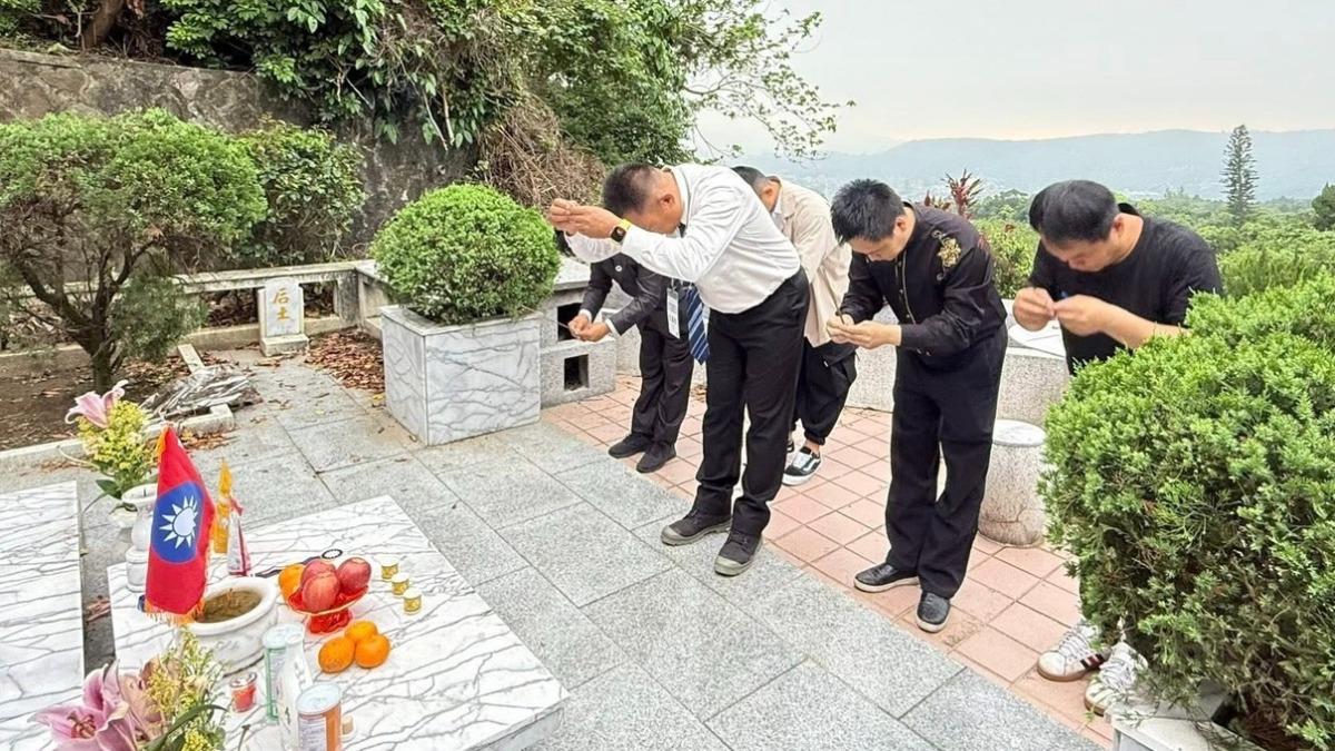 所有人對先人祭拜。（圖／紅心字會提供）