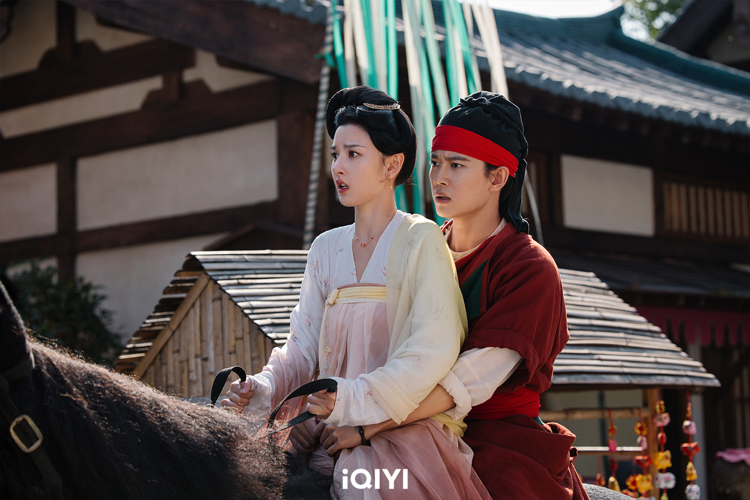 任嘉倫、宋祖兒在一次次的危機中，逐漸建立起信任，也悄然萌生情愫。（圖／iQIYI愛奇藝國際版提供）