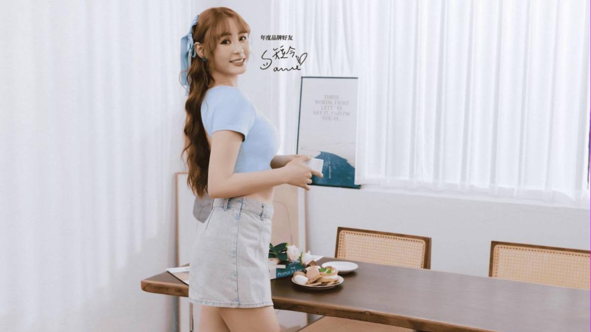 短今記者會上親自示範「內衣支撐不位移」。(圖／EASY SHOP提供）