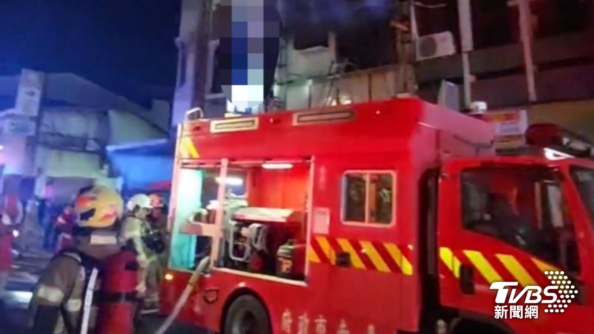 台南市北區文賢路上一家香舖店,今(25日)凌晨發生火警。(圖/TVBS)