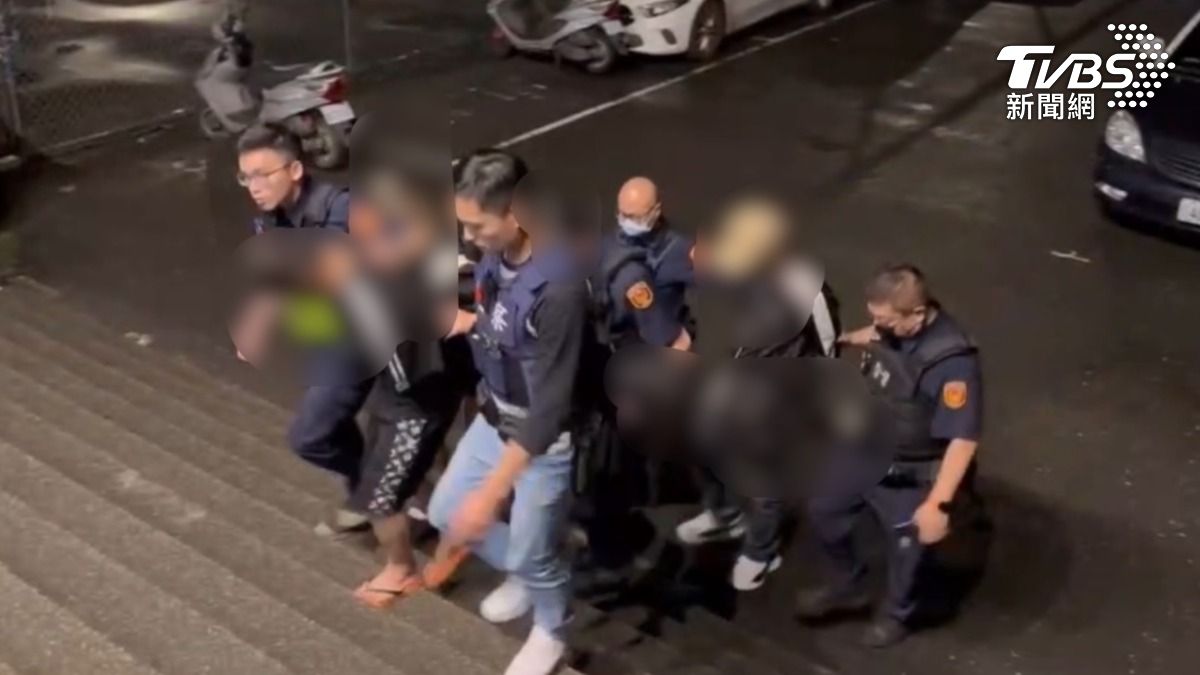 共五名嫌犯涉案，警方在新莊區天祥街一帶攔截可疑小客車。（圖／TVBS）