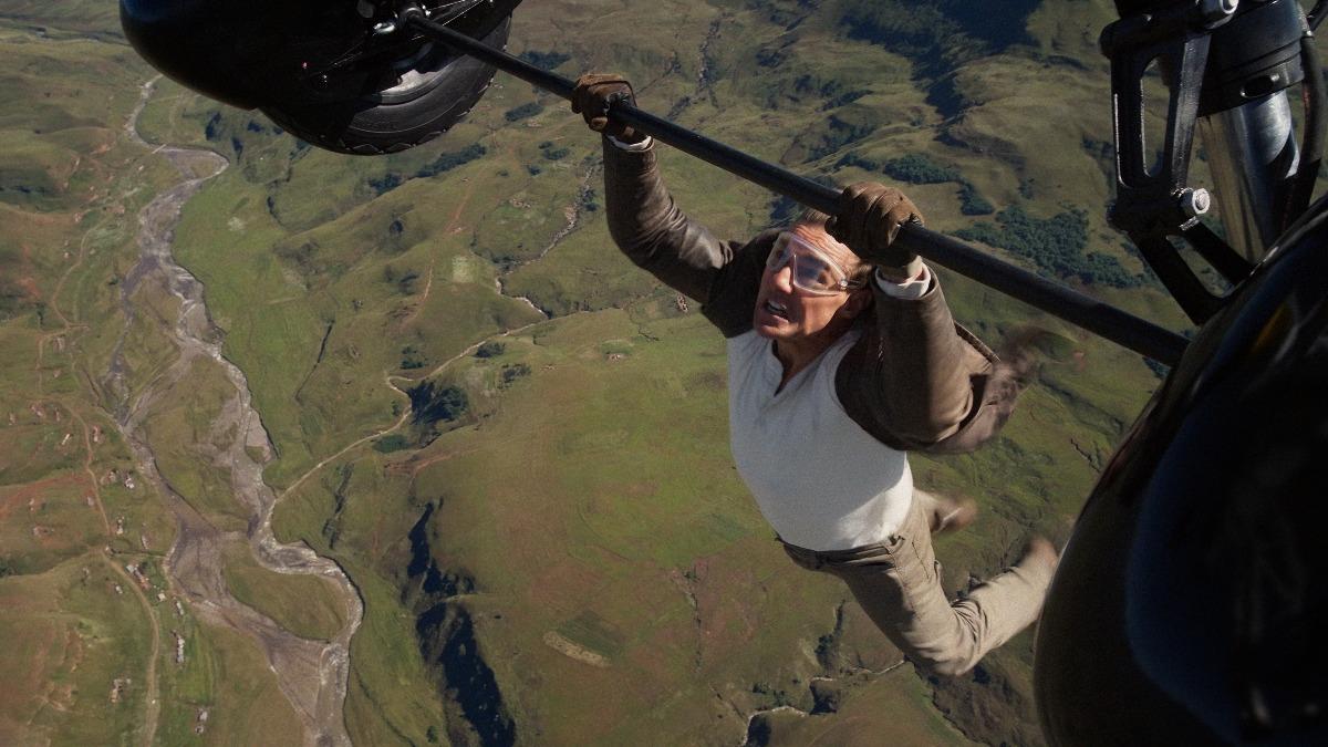 湯姆克魯斯在《不可能的任務：最終清算》挑戰超高難度特技。（圖／UIP提供）