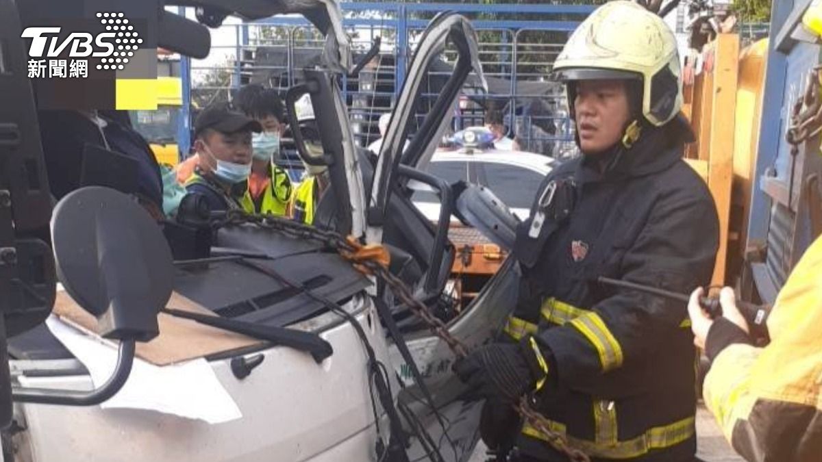 男司機被夾困車內。（圖／TVBS）