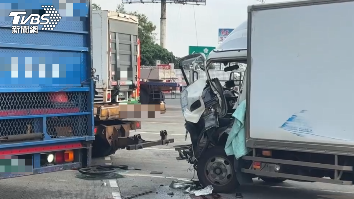 小貨車車頭嚴重毀損。（圖／TVBS）