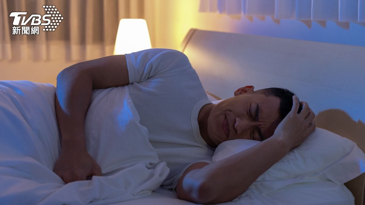 睡眠焦慮症是一種焦慮症，患者因數次失眠產生對睡不著的恐懼，讓身體進入警戒狀態。（示意圖，非當事人／shutterstock達志影像）