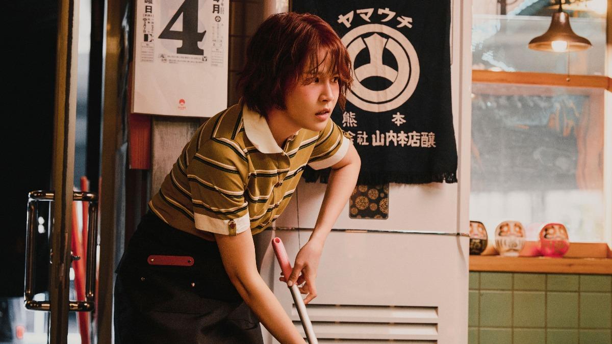 曾沛慈拍攝拖地戲碼時不慎摔倒，讓工作人員嚇壞。（圖／華研國際提供）