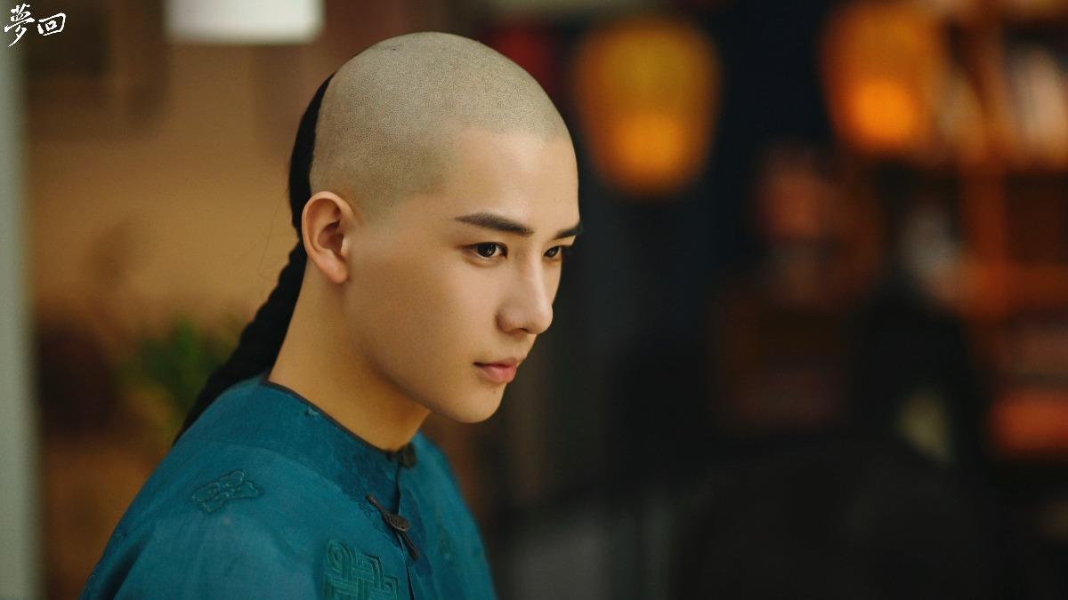 王安宇為戲剃髮。（圖／八大電視提供）