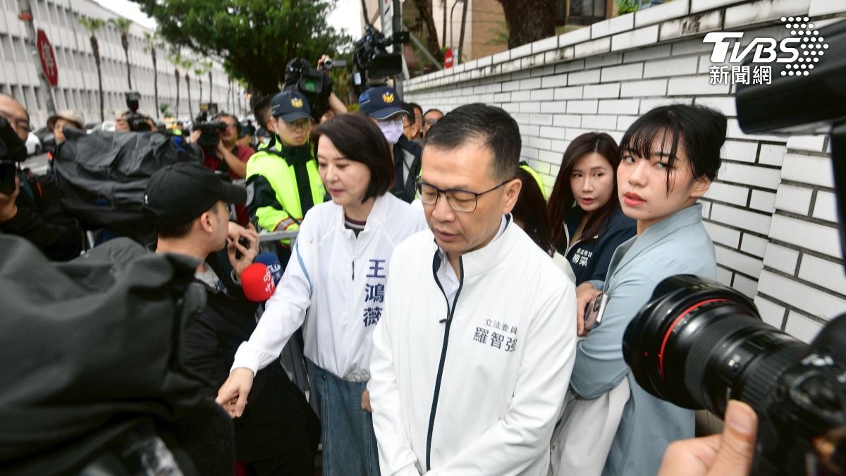 國民黨立委到北檢關切黃呂錦茹開庭情況，但警方以「維護地檢署安全」為由拒絕他們入內。（圖／胡瑞麒攝）