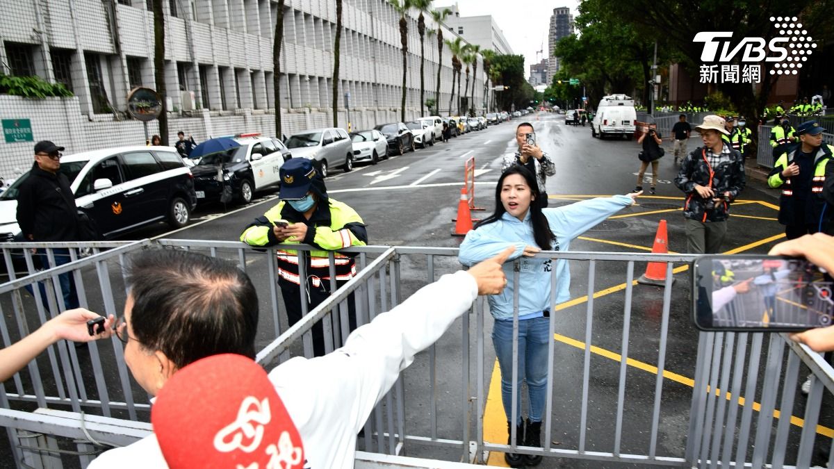 徐巧芯不知何時鑽進管制區，並高喊「426上凱道」口號，現場一陣混亂。（圖／胡瑞麒攝）