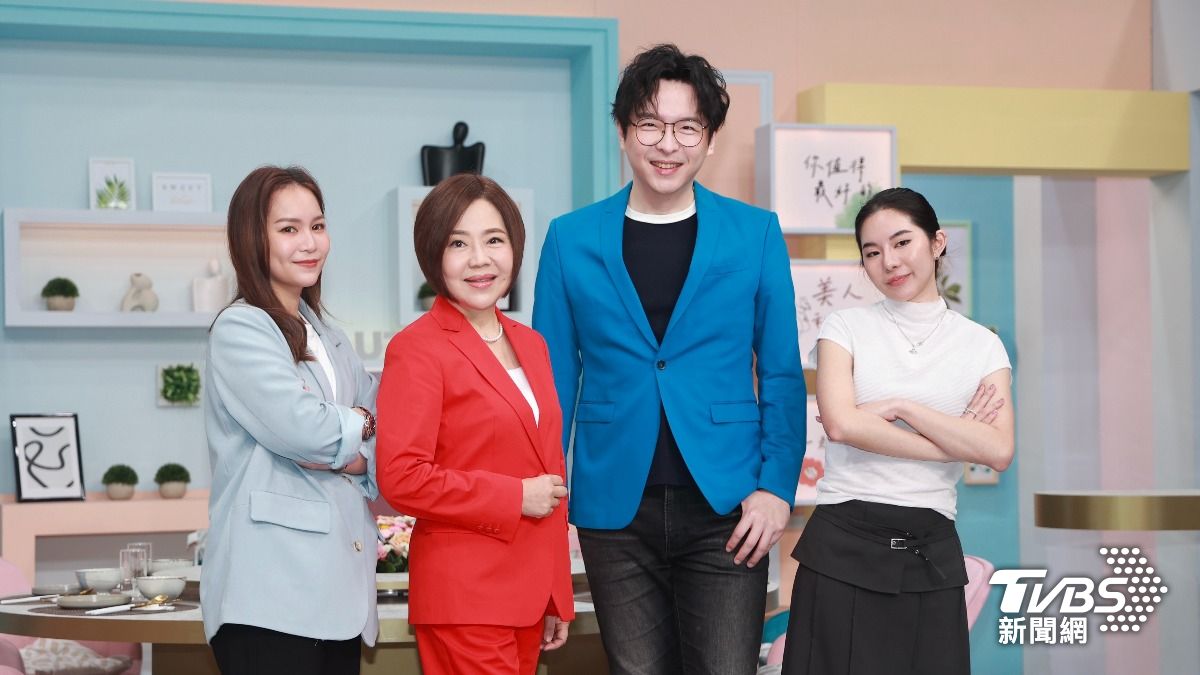 于美人（左二）與命理師團隊。（圖／黃城碩攝）