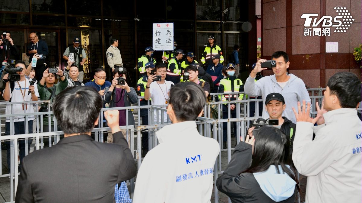 警方舉牌警告徐巧芯等人「行為違法」。（圖／胡瑞麒攝）