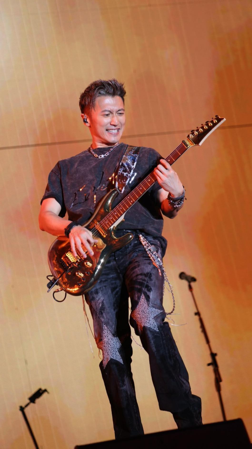 謝霆鋒帥氣開唱，大秀吉他功力。（圖／英皇娛樂提供）