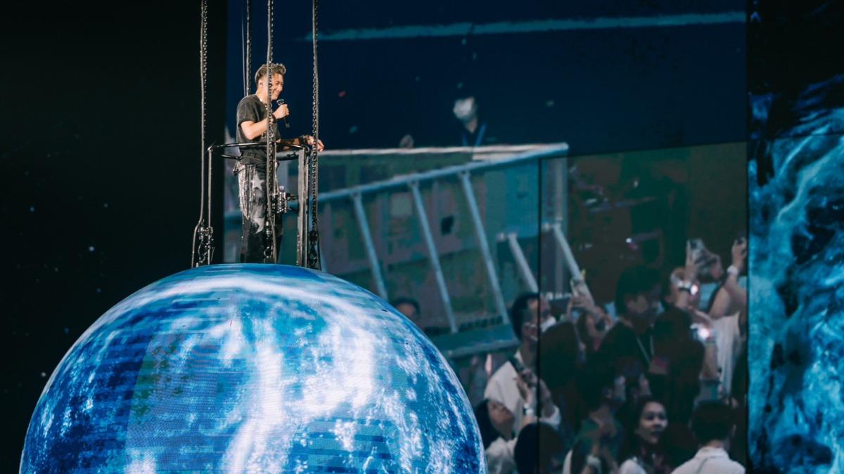 謝霆鋒登上巨大球型舞台和粉絲互動。（圖／英皇娛樂提供）