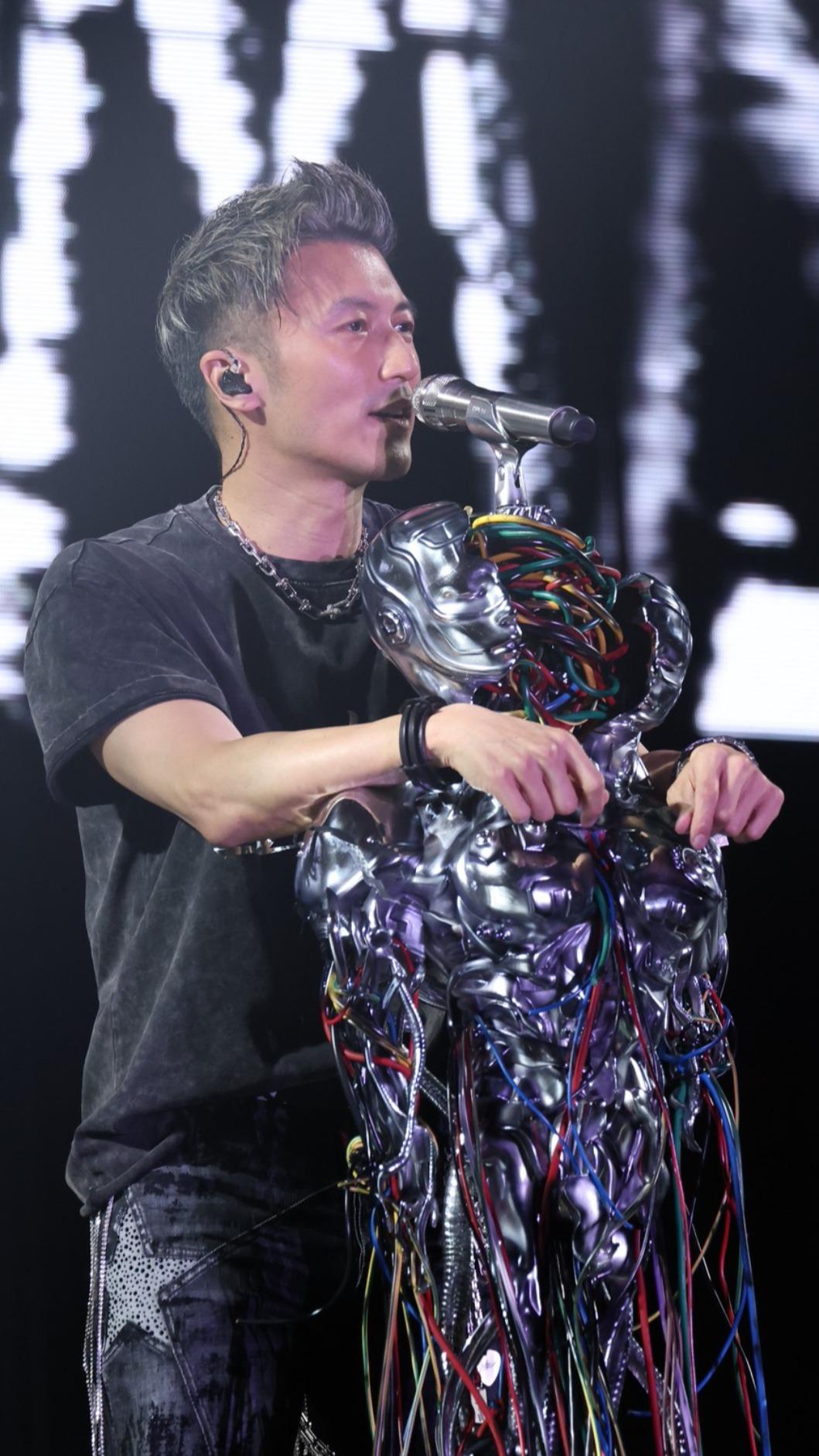 謝霆鋒不僅換了多把吉他，就連直立式麥克風架也別出心裁。（圖／英皇娛樂提供）