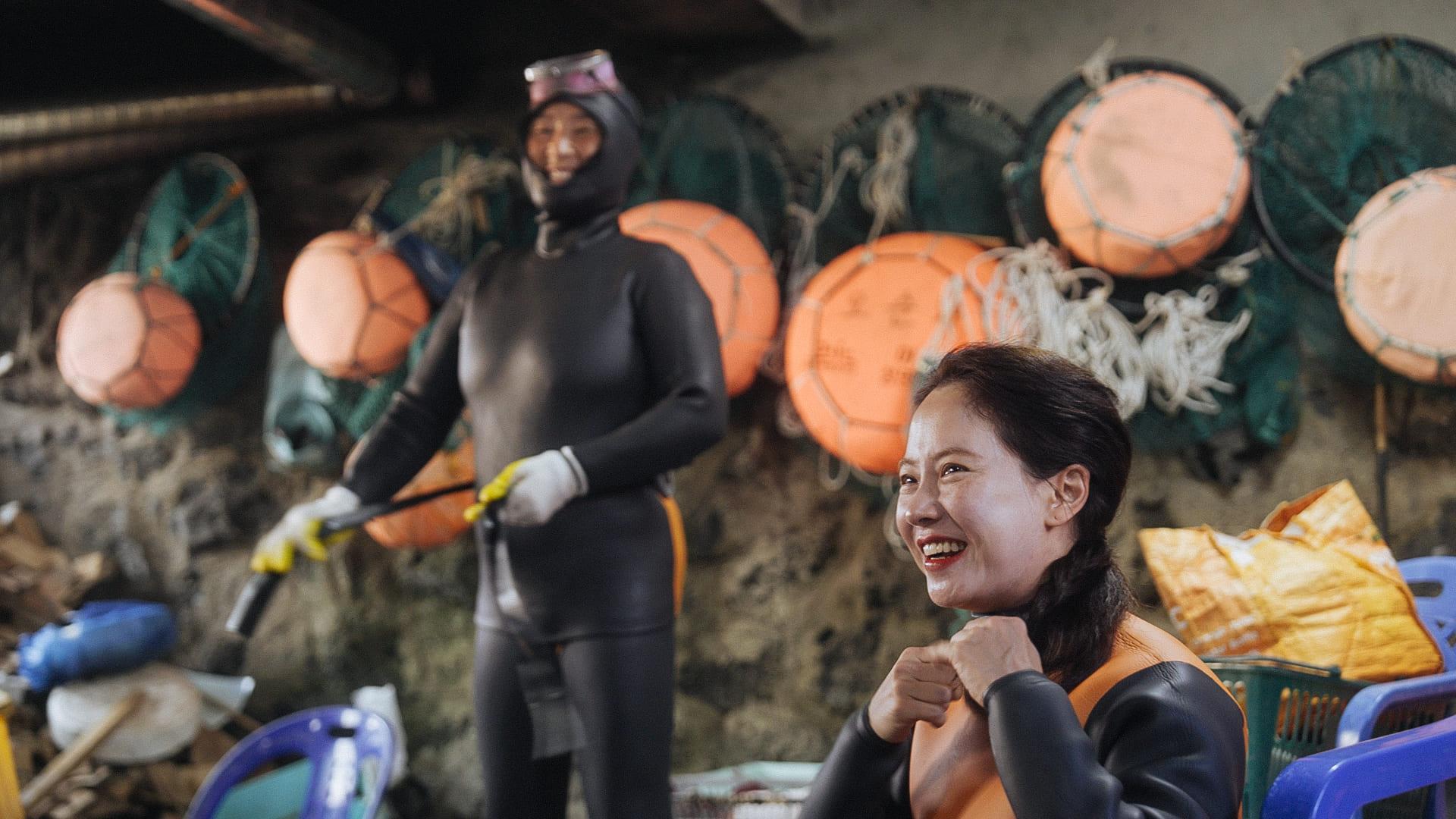 為了當海女，宋智孝全副武裝，也找當地前輩討教。（圖／BBC Studios提供）