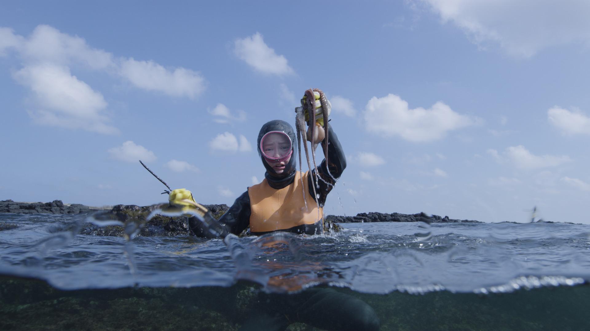 宋智孝親身體驗當海女跟學習捕撈海鮮的技巧。（圖／BBC Studios提供）
