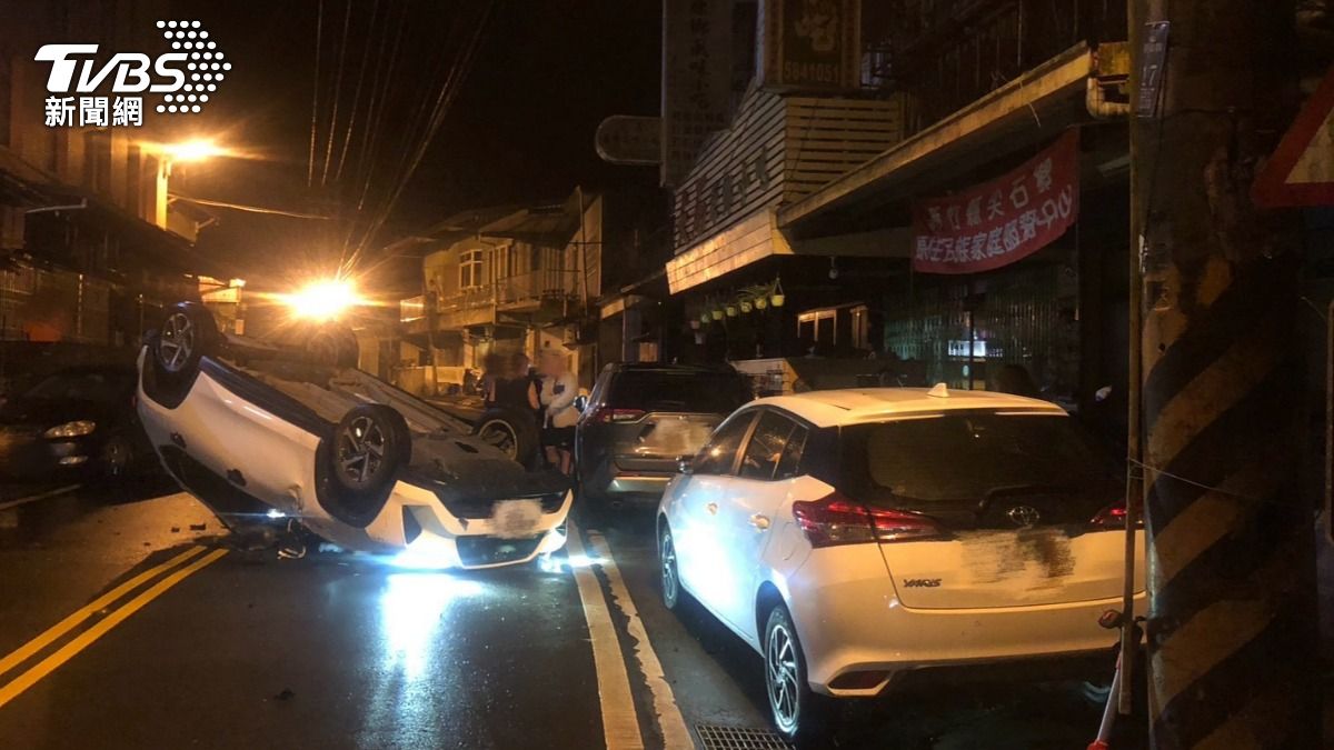 疑似因天雨路滑導致汽車翻覆，整輛車直接橫躺在路中間。（圖／TVBS）