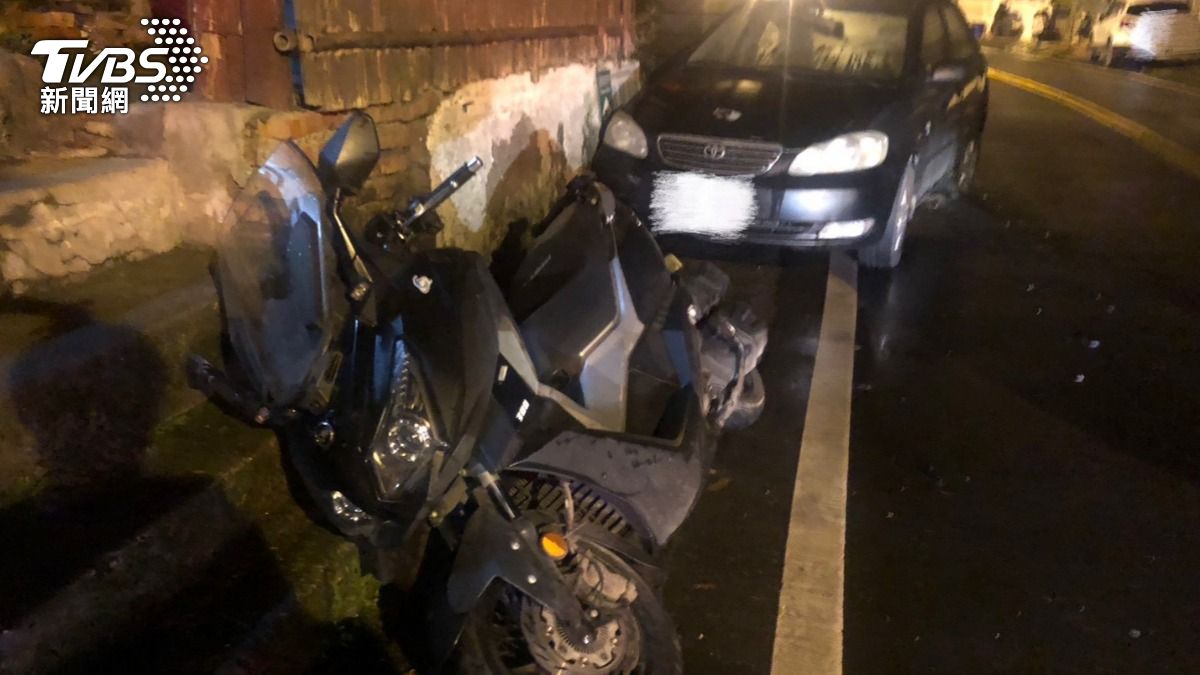 擦撞路邊兩輛自小客車及一輛大型重機。（圖／TVBS）