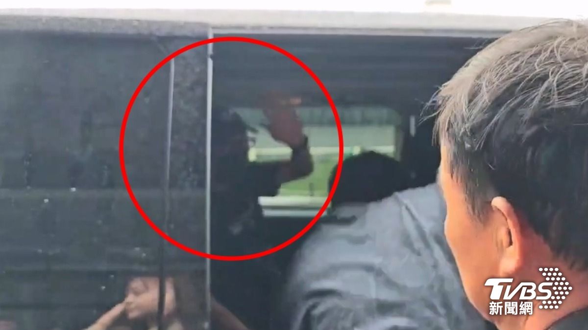 上車後河正宇跟粉絲揮手道別。（圖／林志偉攝）