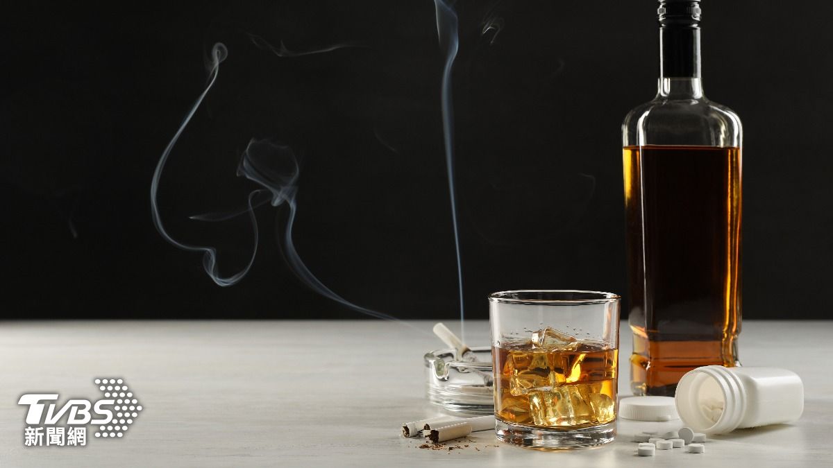 專家指出，年輕時又菸又酒在36歲後，開始會明顯感受身心狀況下滑。（示意圖／達志影像shutterstock）