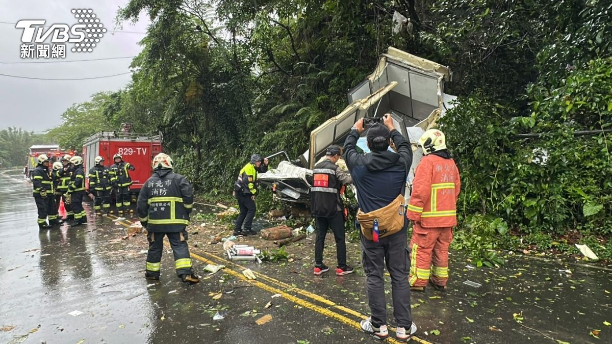 小貨車疑自撞護欄，墜落到約10米深的橋下。（圖／TVBS）