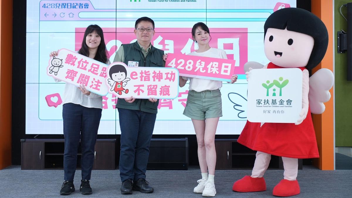 張榕容（右）相當關注女兒網路使用的狀況。（圖／家扶基金會提供）