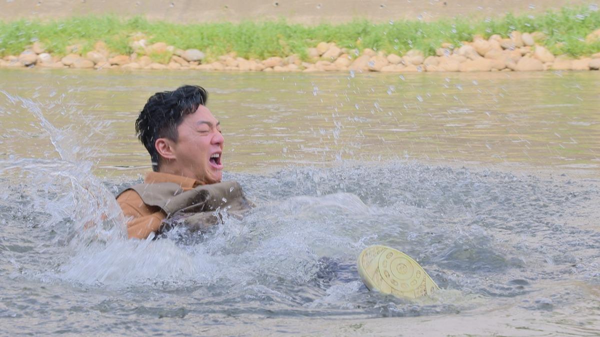 藍葦華劇中落水，傅子純戲裡奮不顧身營救。（圖／民視提供）