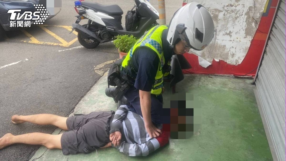 男子被壓制在地。（圖／TVBS）