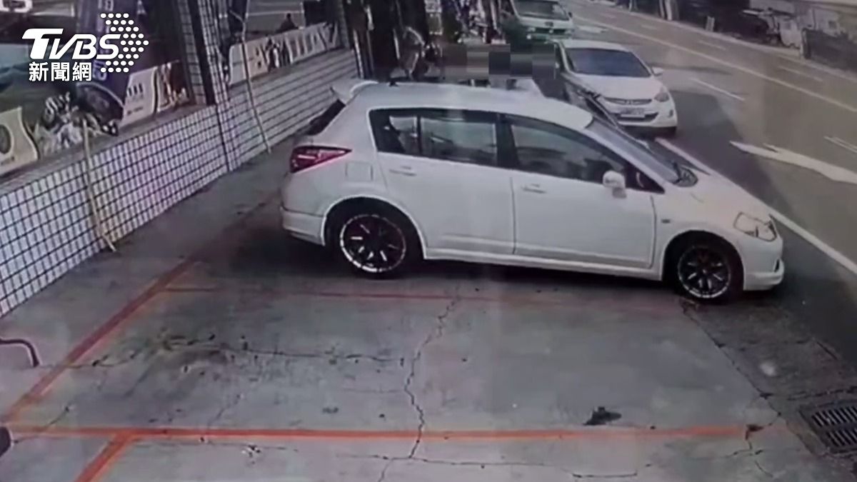 蕭女返回車輛時遭到陳男挾持，蕭女掙脫後打開車門逃離。（圖／翻攝畫面）