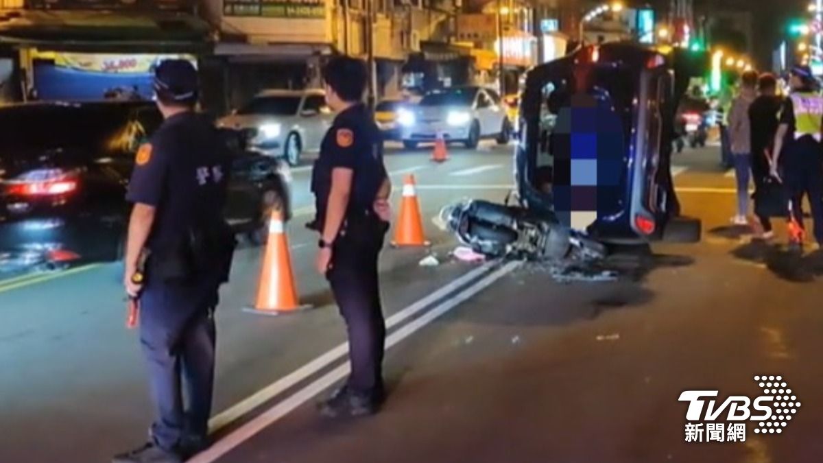 小客車不明原因翻車，結果波及到一台雙載機車，媽媽、小孩被壓住。（圖／TVBS）