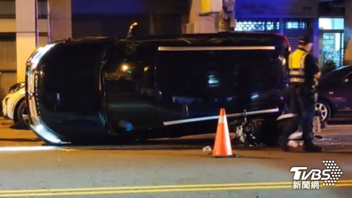 小客車不明原因翻車，結果波及到一台雙載機車，媽媽、小孩被壓住。（圖／TVBS）
