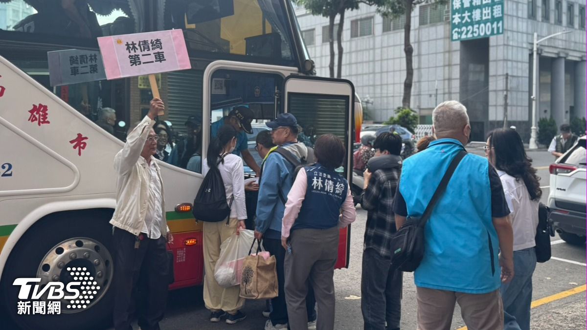 一早7時30分許市黨部集結準備北上民眾。（圖／林雅婷攝）