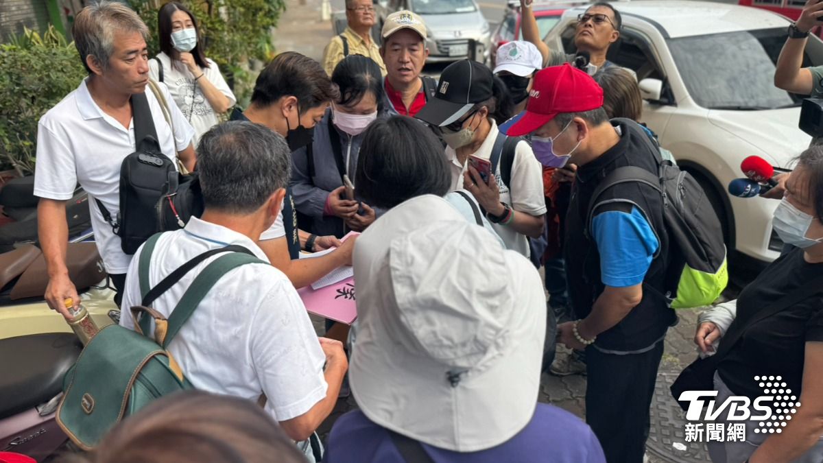 高雄市議會國民黨團動員民眾北上。（圖／林雅婷攝