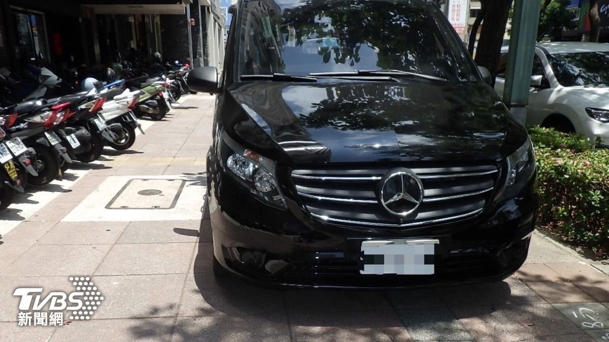 某殯葬業者前天中午至市區接運往生者，車輛被拖吊走。（圖／TVBS）