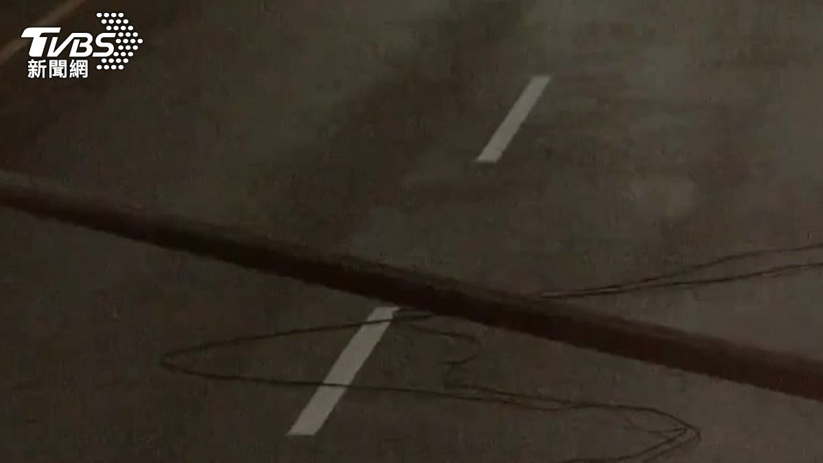 肇事男子段撞路燈後橫倒在路中間，導致一車撞上一騎士摔車受傷。（圖／TVBS）