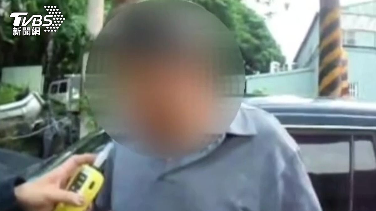 肇事駕駛酒測值超標被依法送辦。（圖／TVBS）