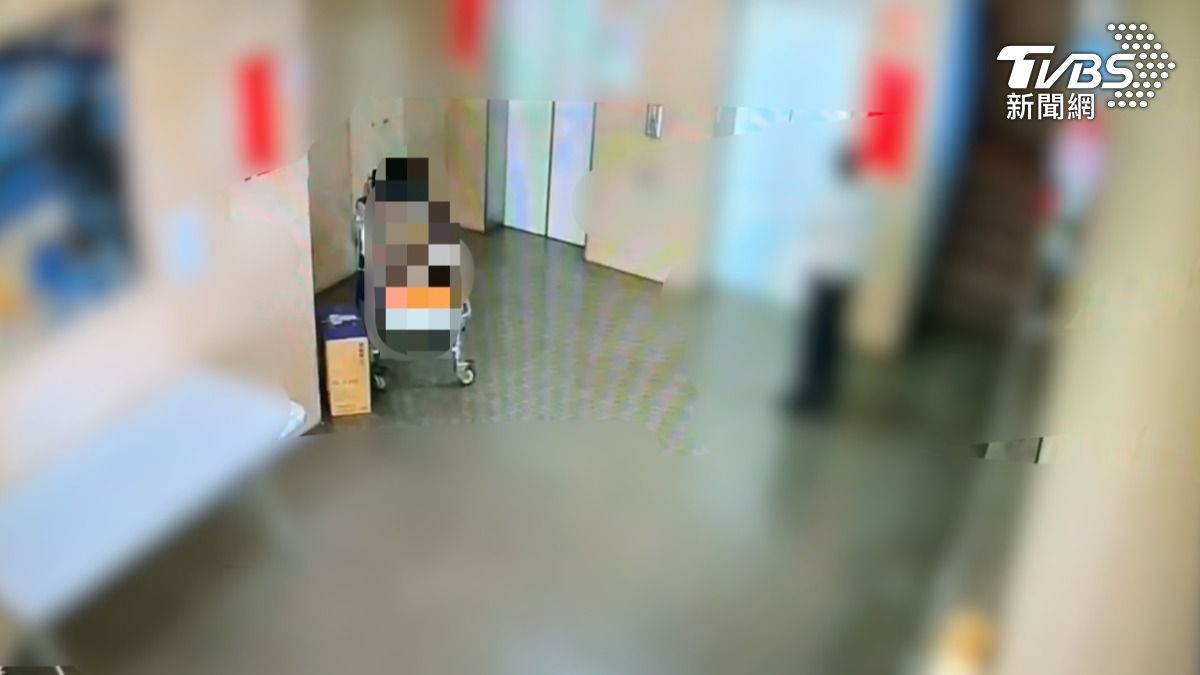 某殯葬業者前天中午至市區接運往生者，車輛被拖吊走。（圖／TVBS）