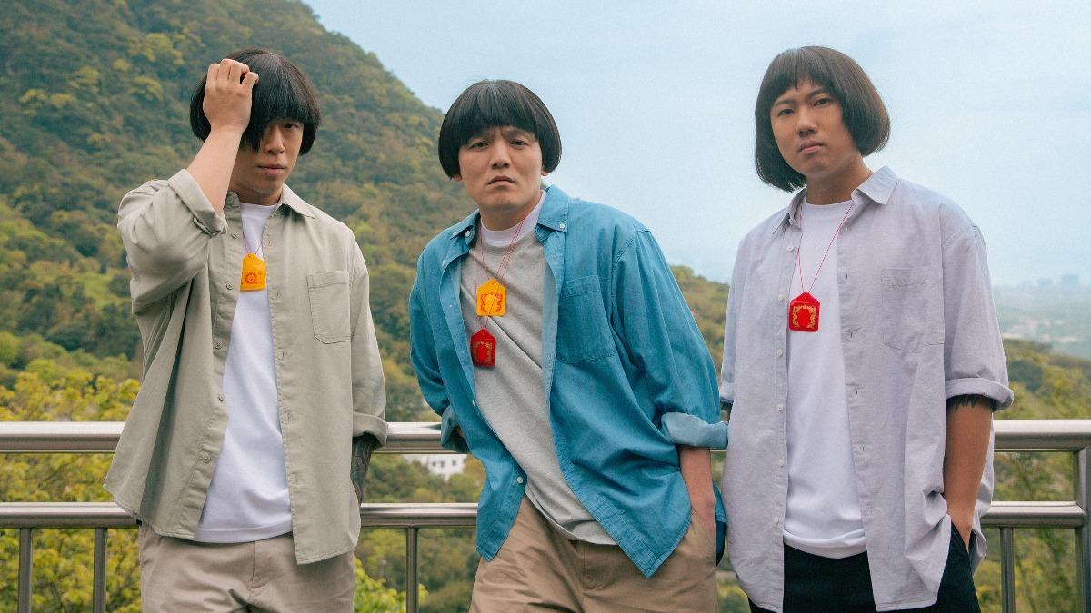 健志（左起）、洋蔥和春風頂著豬哥亮頭入鏡。（圖／混血兒娛樂提供）