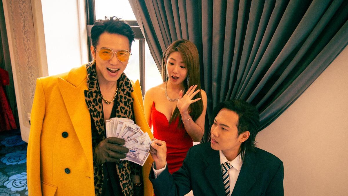 大飛（左）也客串演出玖壹壹新歌MV。（圖／混血兒娛樂提供）