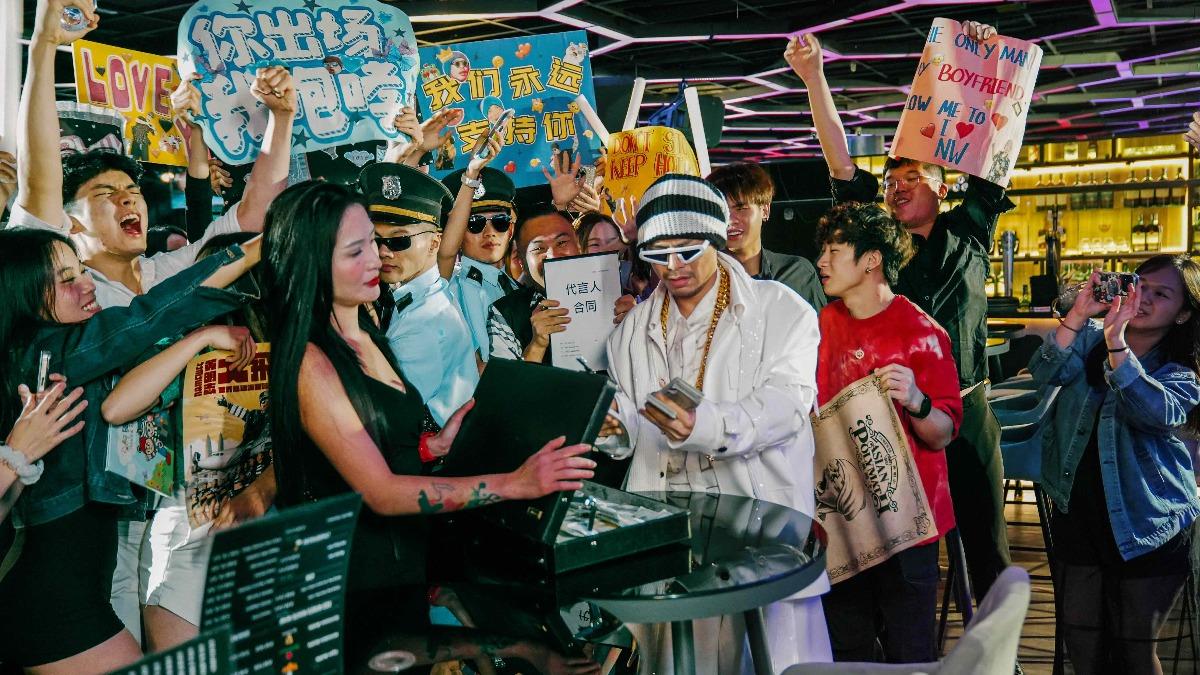 黃明志透過新歌揭露演藝圈的真實面。（圖／亞洲通文創提供）