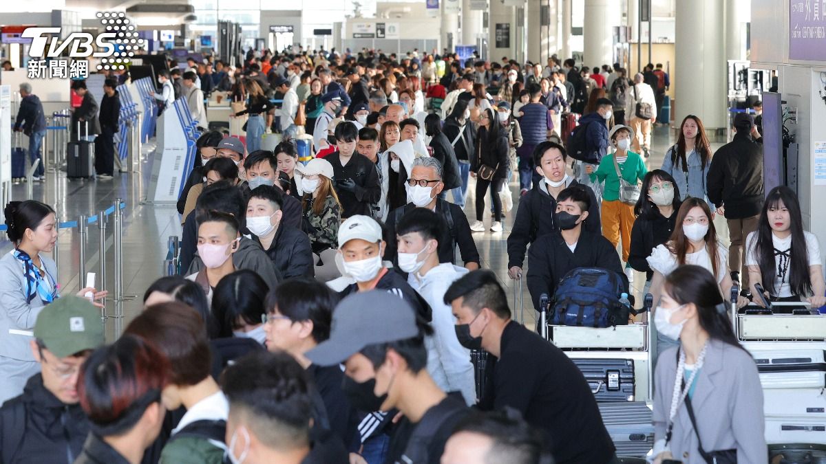 日本當地旅客在黃金週的海外旅行目的地第1名為台灣，圖為愛知縣中部國際機場出境大廳人潮多。（圖／達志影像美聯社）