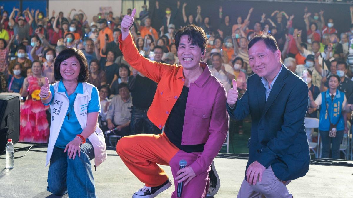 羅時豐開心和全場歌迷合照。（圖／台東縣政府社會處提供）