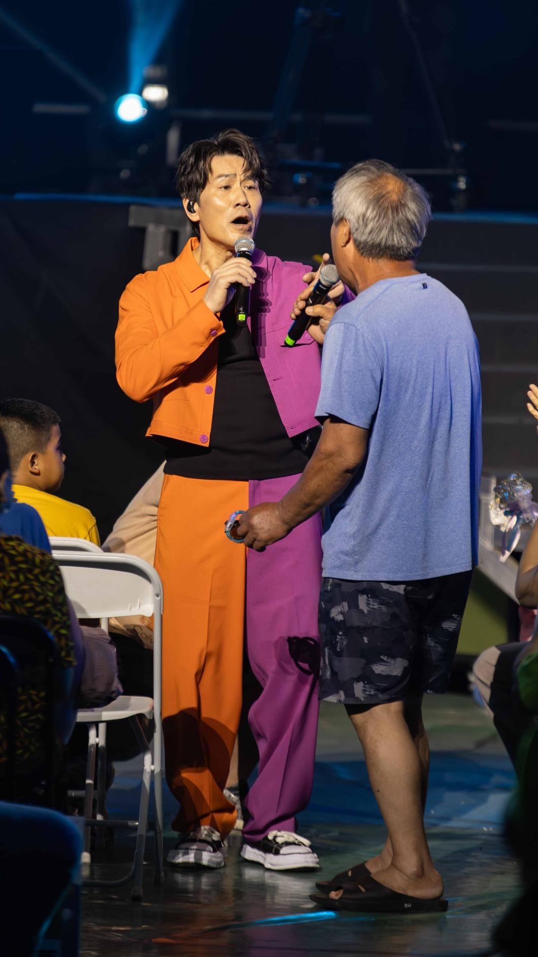 親民的羅時豐更下台和民眾近距離互動。（圖／台東縣政府社會處提供）