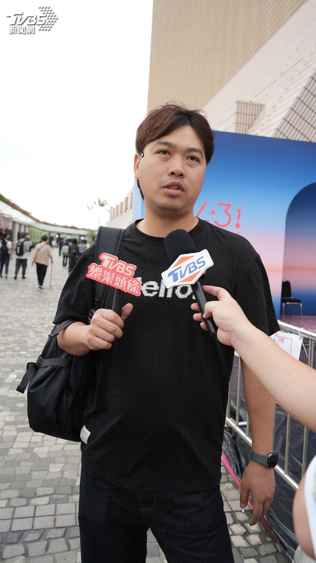 特別來紅毯外圍現場拍照打卡的民眾。（圖／粘祐誠攝）