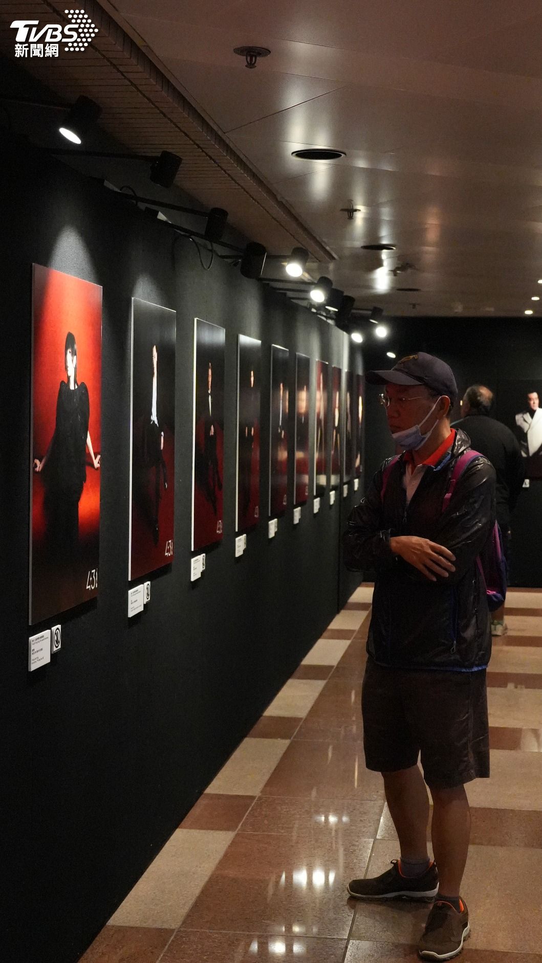 大會在香港文化中心長廊展出入圍者海報，吸引影迷前往欣賞。（圖／粘祐誠攝）