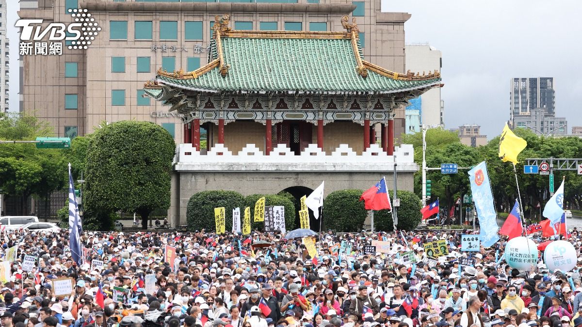 426凱道集會「反綠共 戰獨裁」。(圖/華子琛攝)