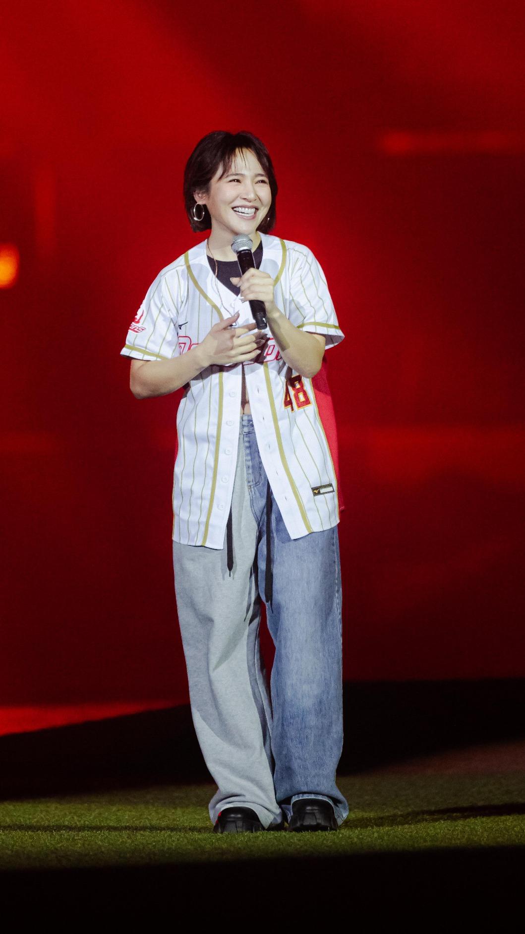 梁文音首次登上大巨蛋開唱，心情相當興奮。（圖／味全龍球團提供）