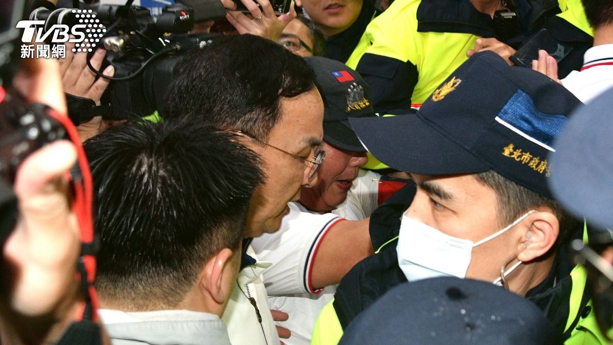 朱立倫進入中正一分局。（圖／胡瑞麒攝 ）