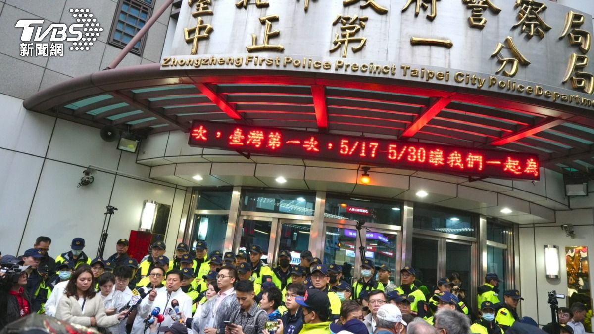 中正一分局外遭民眾包圍。(圖/華子琛攝)