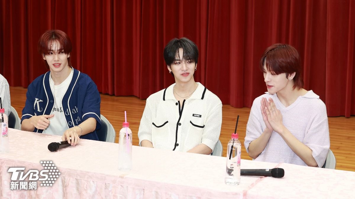 一口氣講了許多台灣美食要翻成韓文，方毅家（右一）對翻譯有點不好意思。（圖／黃城碩攝）